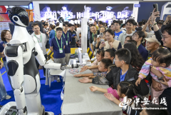 纷纷举起手机记实它的精